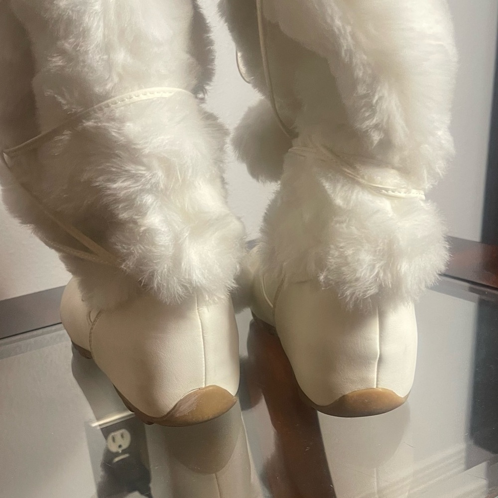 Women's White Faux-Fur Pom-Pom Winter Boots - Picture 7 of 11